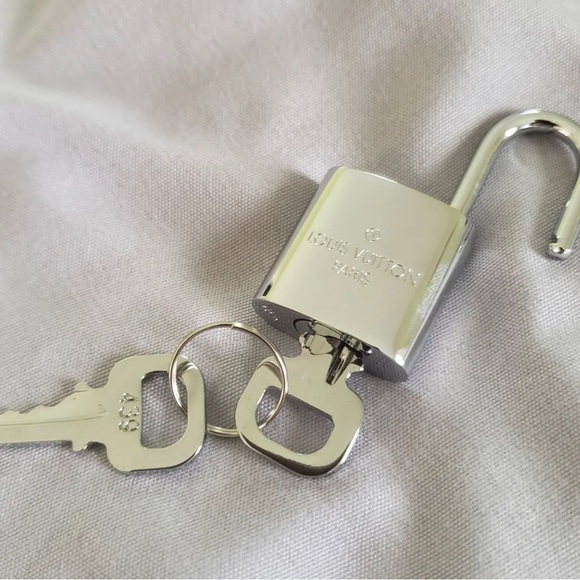 Louis Vuitton Silver lock and key with necklace chain - Picture 2 of 3